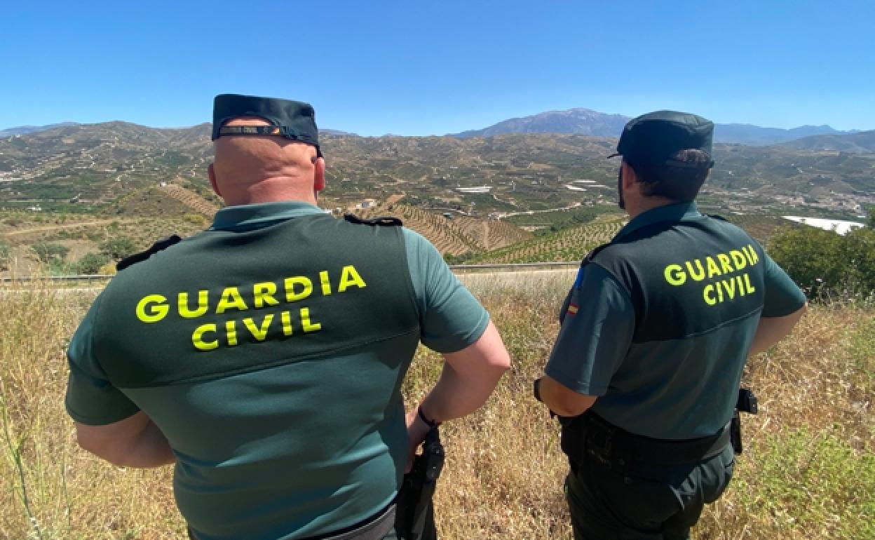 Dos agentes del equipo ROCA de Vélez-Málaga, en labores de vigilancia en la Axarquía. 