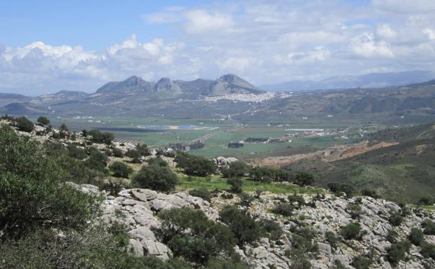 Desde la propia Peña se puede ver a lo lejos tanto la ciudad como el castillo de Archidona.