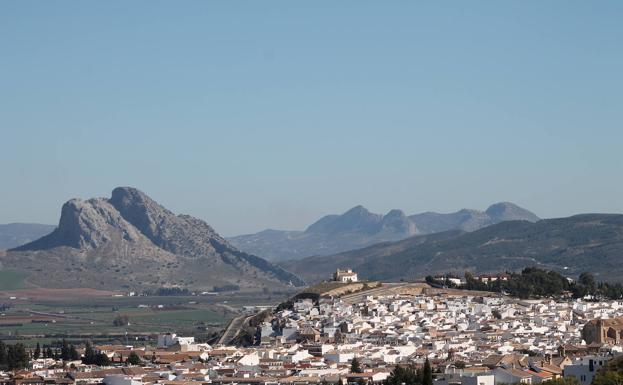 Vista de la ciudad de Antequera con el telón de fondo de la Peña de los Enamorados