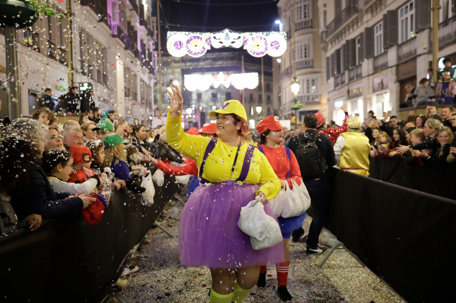 La calle Larios se llena de confeti y alegría desbordante