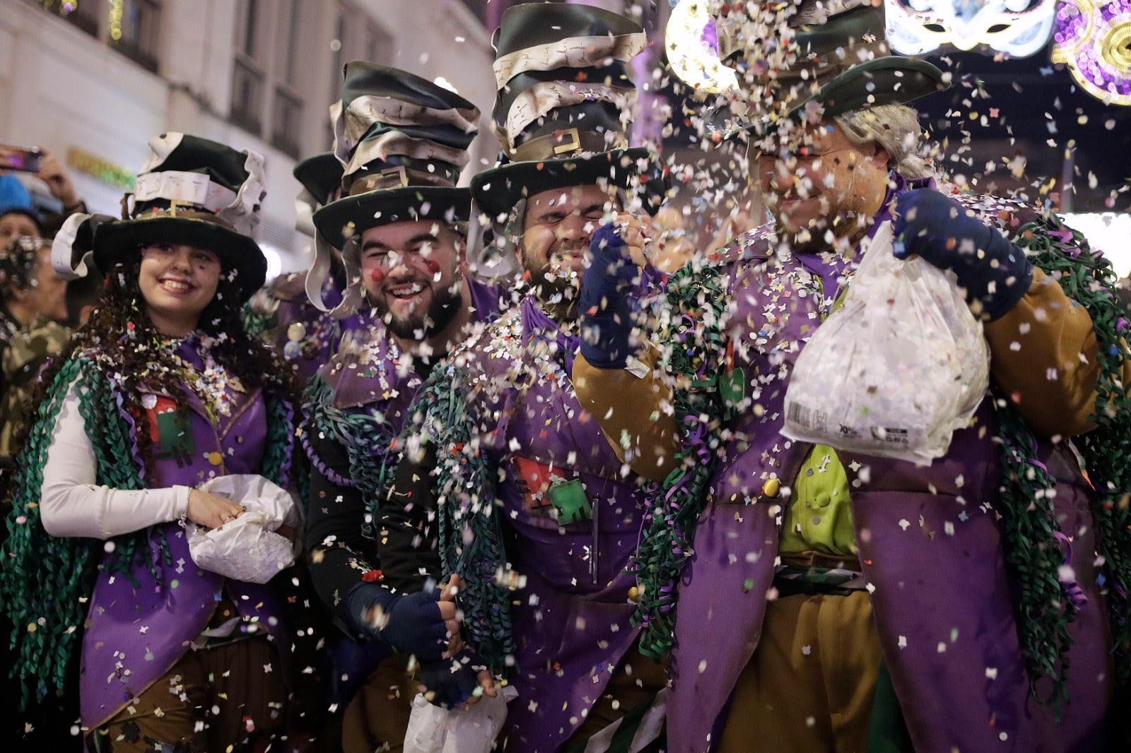 La calle Larios se llena de confeti y alegría desbordante