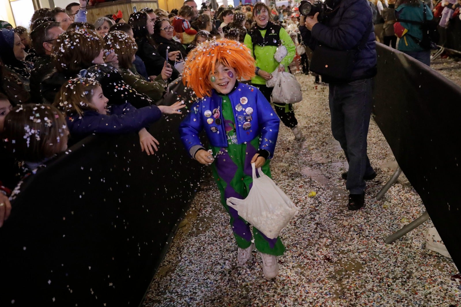 La calle Larios se llena de confeti y alegría desbordante