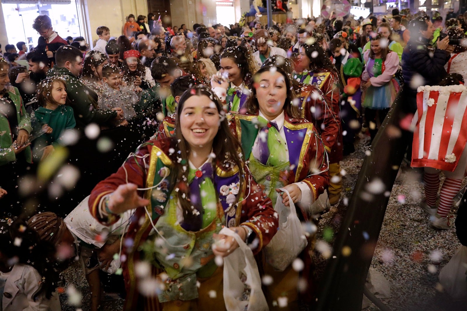 La calle Larios se llena de confeti y alegría desbordante