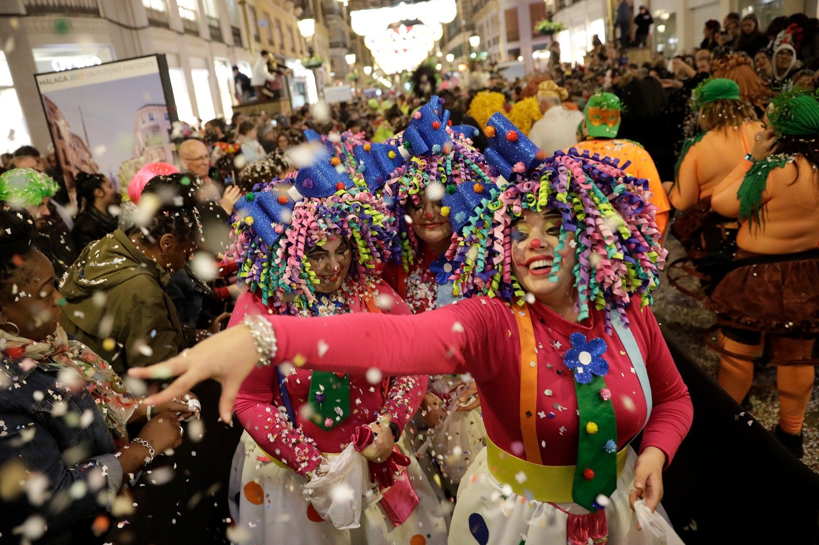 La calle Larios se llena de confeti y alegría desbordante