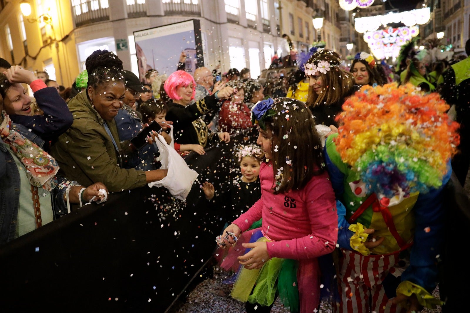 La calle Larios se llena de confeti y alegría desbordante