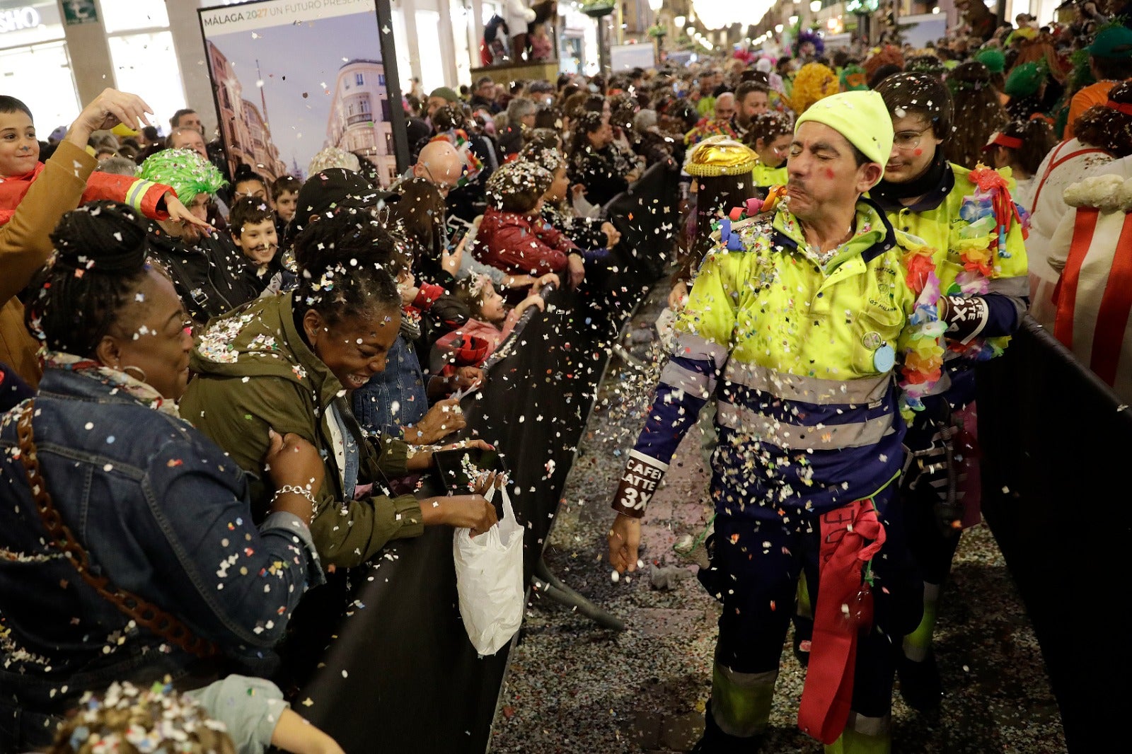 La calle Larios se llena de confeti y alegría desbordante