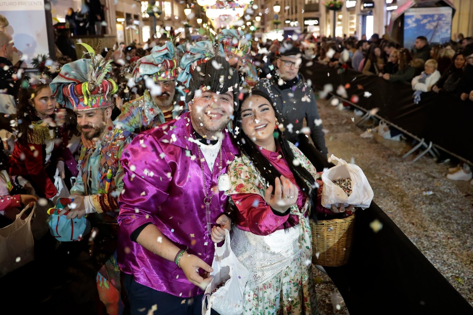La calle Larios se llena de confeti y alegría desbordante
