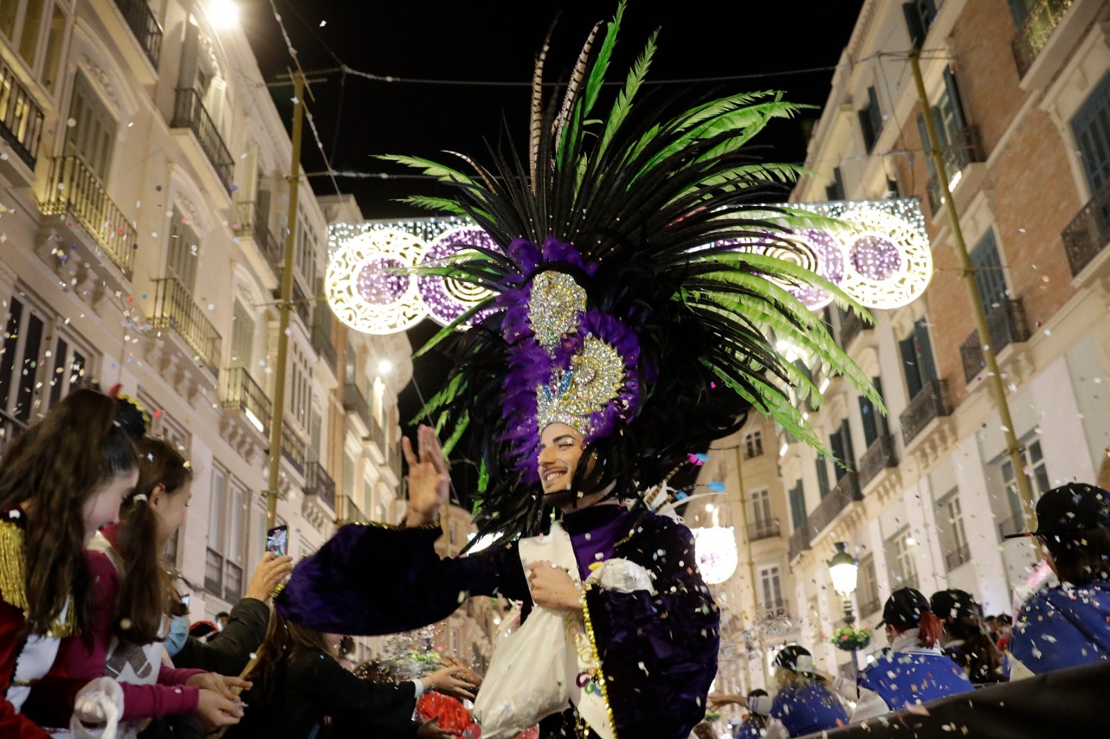 La calle Larios se llena de confeti y alegría desbordante