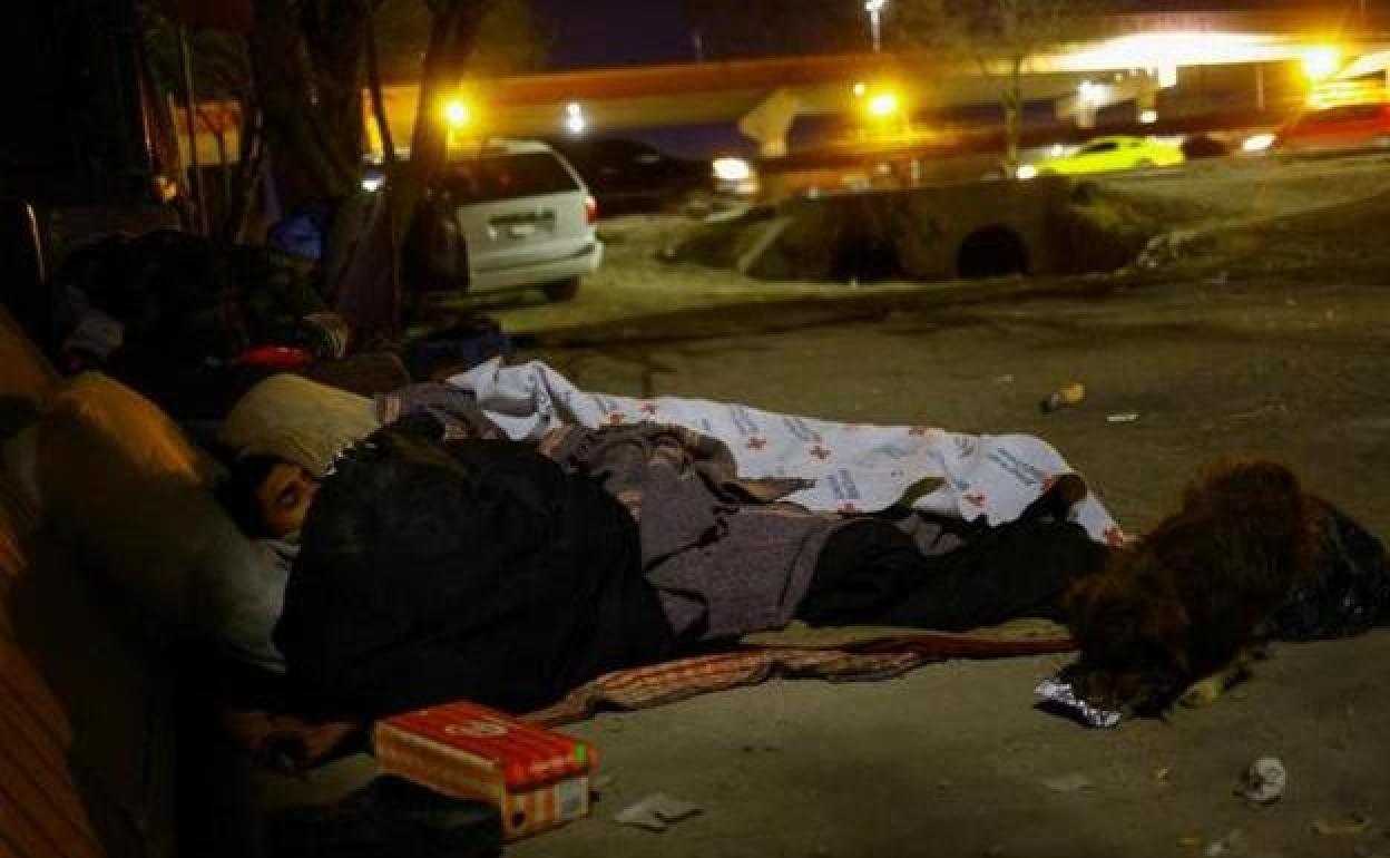 Un grupo de migrantes duerme en la calle cerca de la frontera en esperar de la oportunidad para cruzarla.