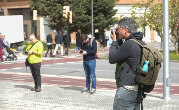 Algunos de los concursantes, en la zona de la estación de metro de El Perchel. 