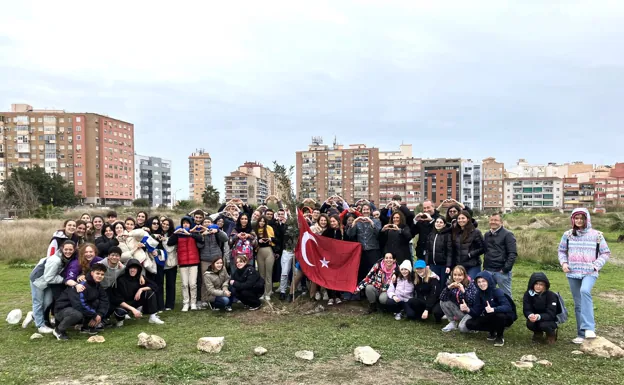 Imagen principal - Más fotos de la actividad realizada en los terrenos del bosque urbano. 