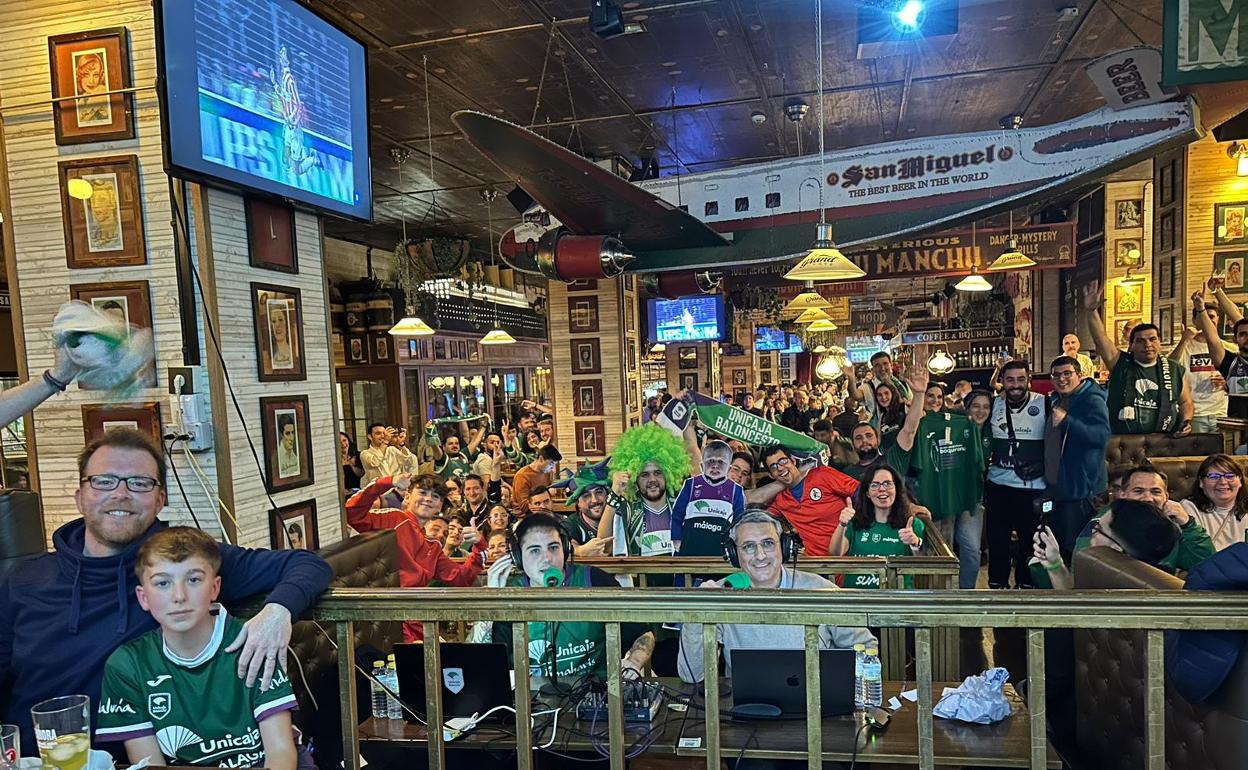 Imagen del Gran Café, repleto de aficionados del Unicaja. 