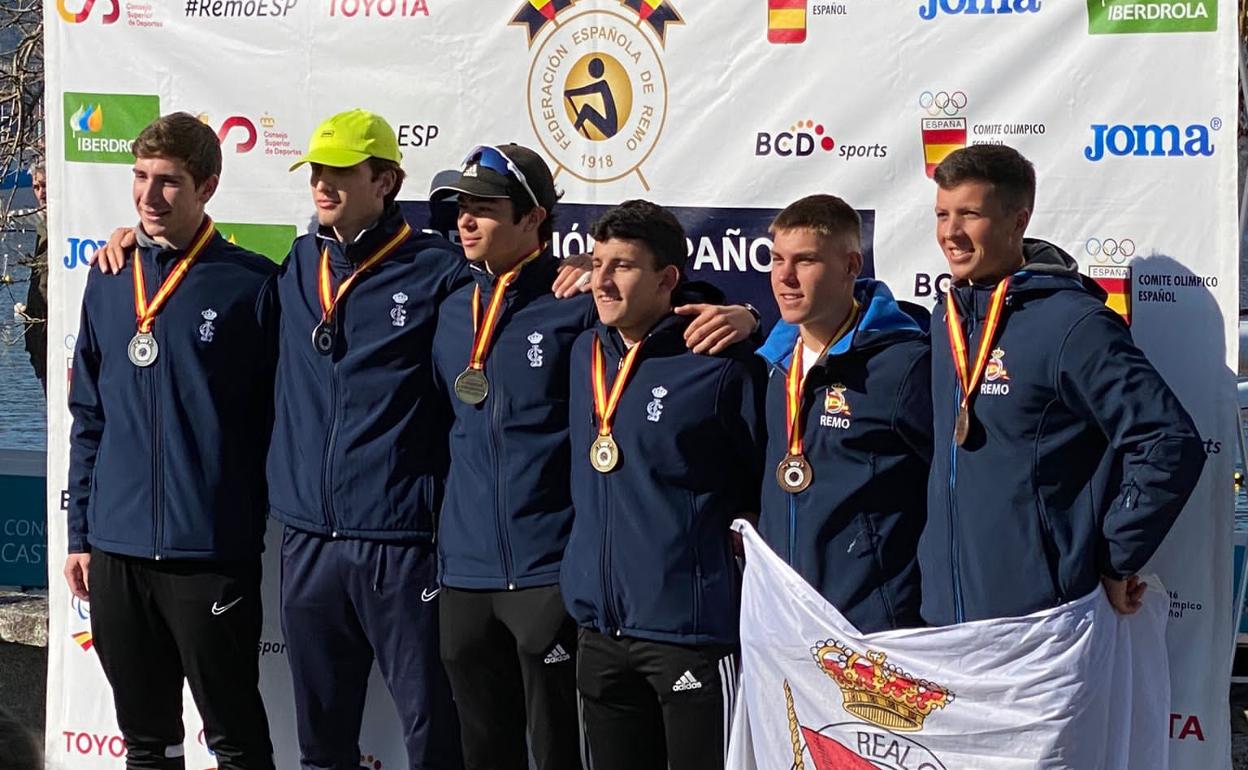 Un grupo de remeros del Real Club Mediterráneo, con sus medallas. 