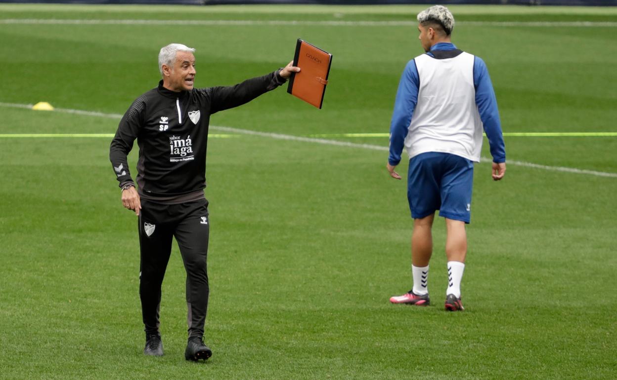 Pellicer da órdenes en un entrenamiento del Málaga esta semana.