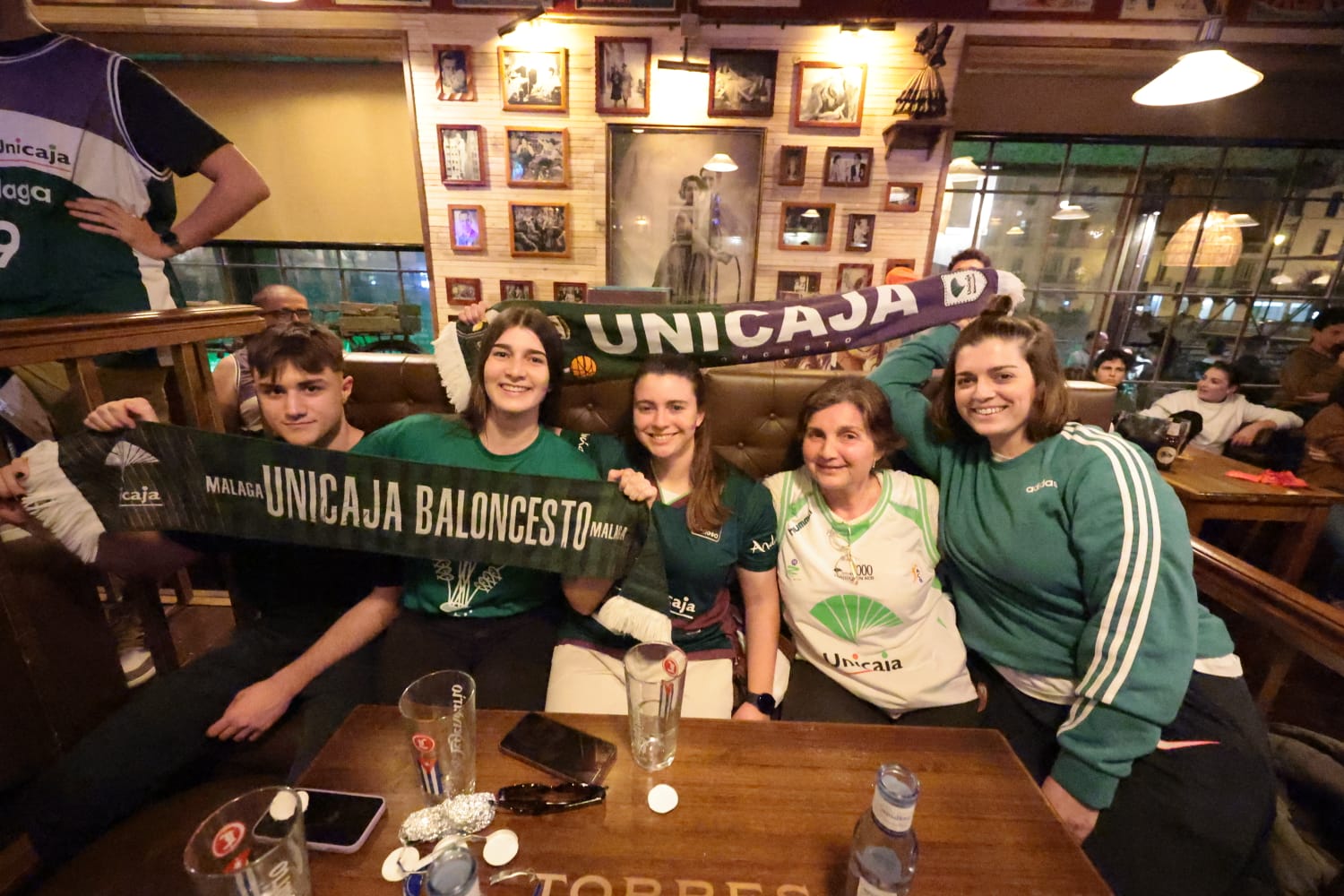 Más de 300 aficionados se reunieron en Le Grand Café para vivir el partido