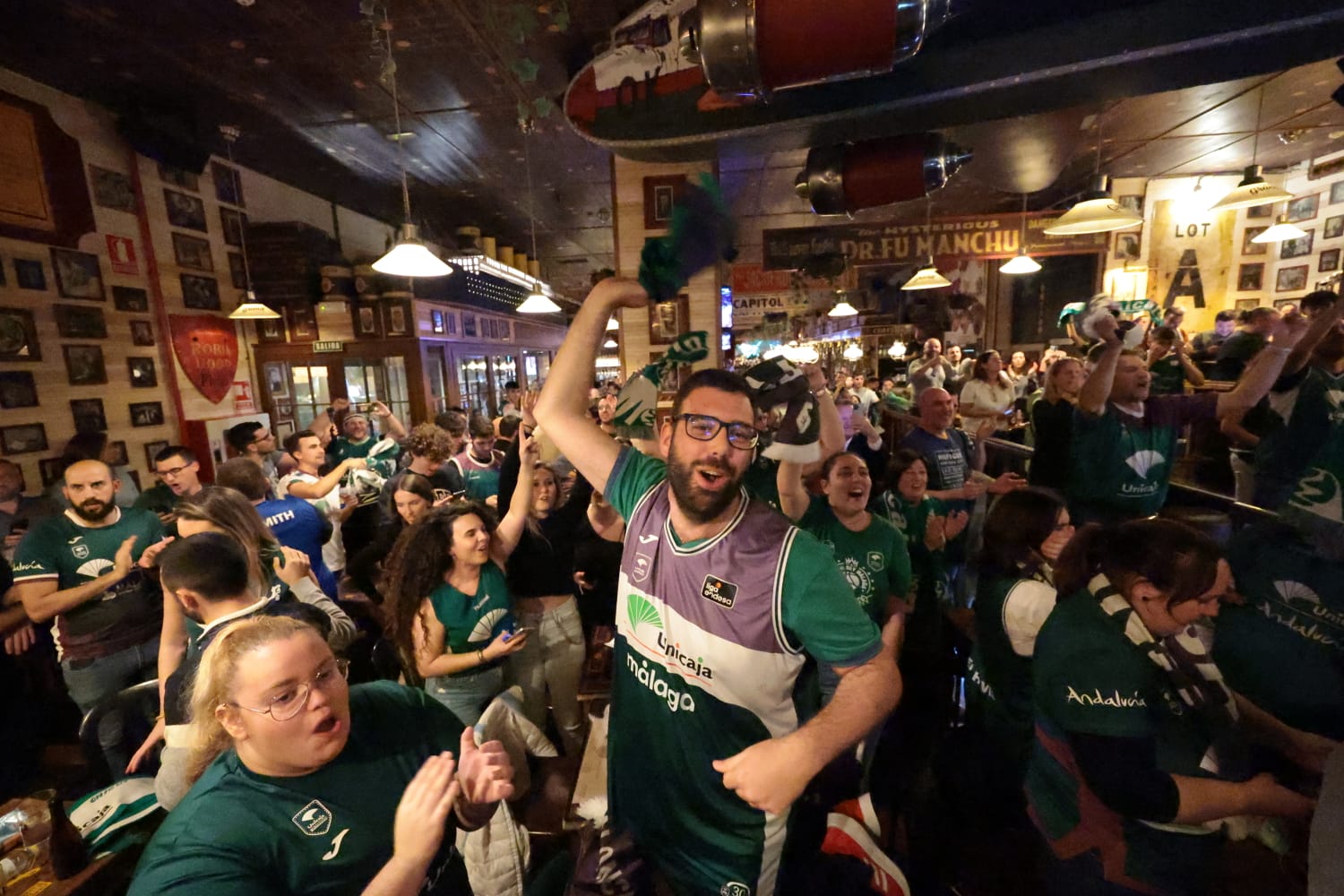 Más de 300 aficionados se reunieron en Le Grand Café para vivir el partido