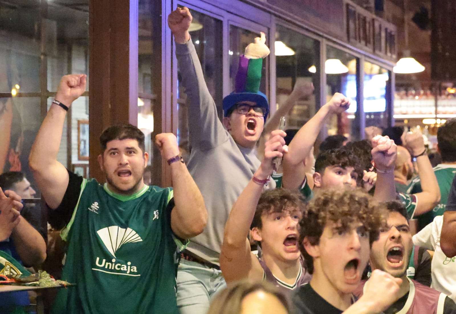 Más de 300 aficionados se reunieron en Le Grand Café para vivir el partido