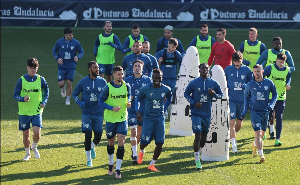 Jugadores del Málaga durante un entrenamiento reciente en La Rosaleda.