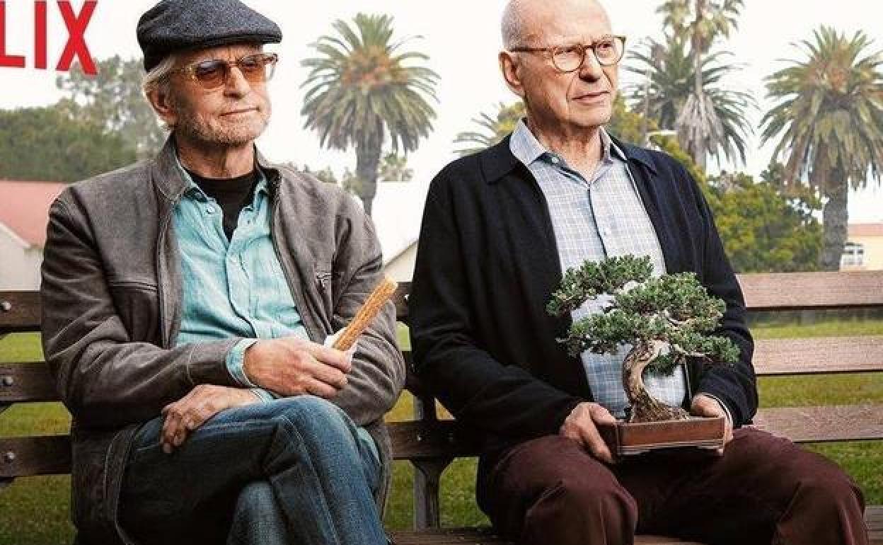 Los actores Michael Douglas (izquierda) y Alan Arkin en un acto promocional de la serie 'El método Kominsky'.