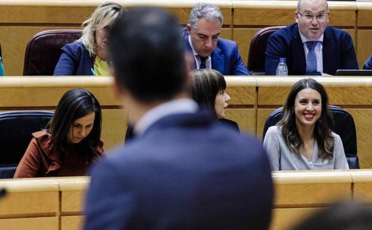 Pedro Sánchez comparece en el Senado con la presencia de Ione Belarra e Irene Montero.