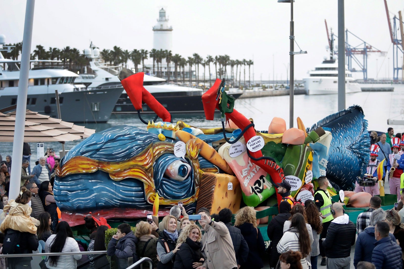 Un año más, la tradición continúa en la despedida de esta fiesta de la ciudad entre miles de personas esperando la famosa hoguera en la playa