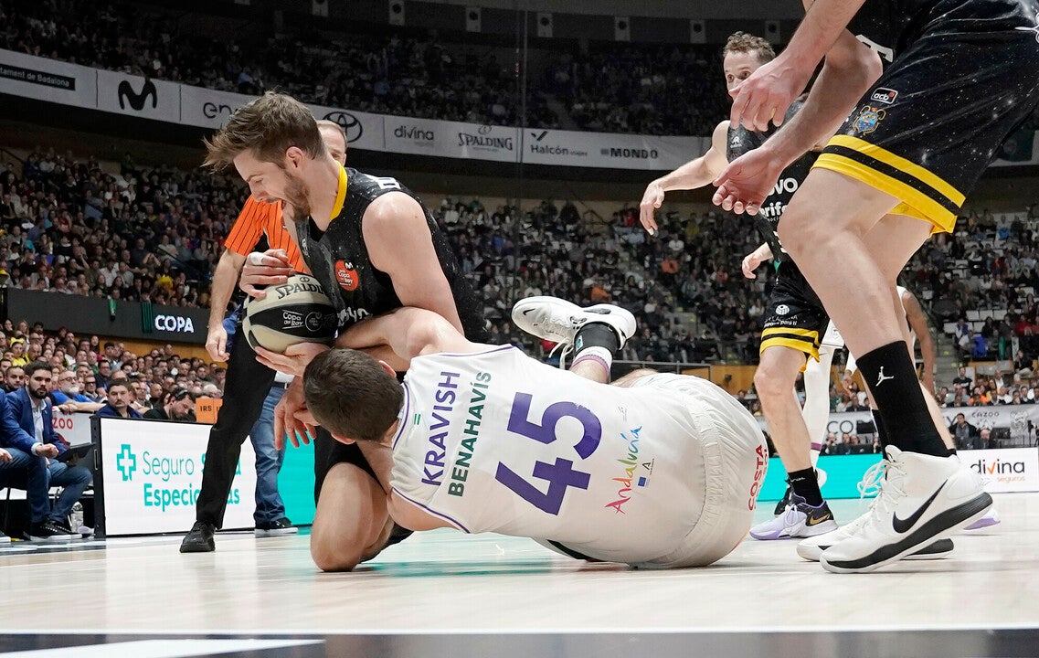 Un partido cargado de morbo y tensión disputado en el Olimpic de Badalona