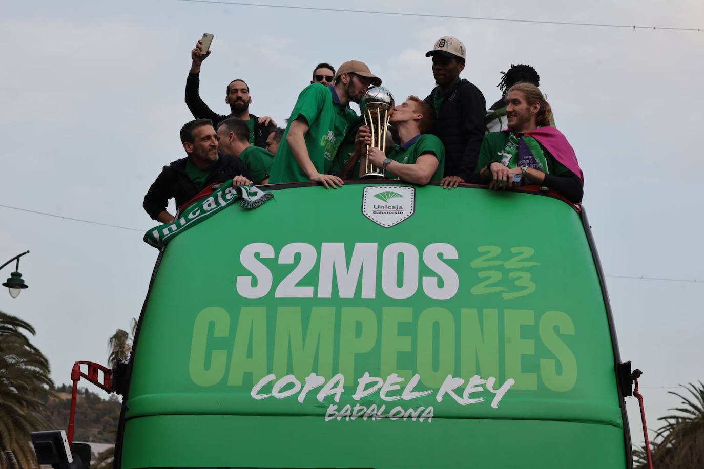 La primera parada de las celebraciones fue en la sede de Unicaja en la plaza de la Marina 