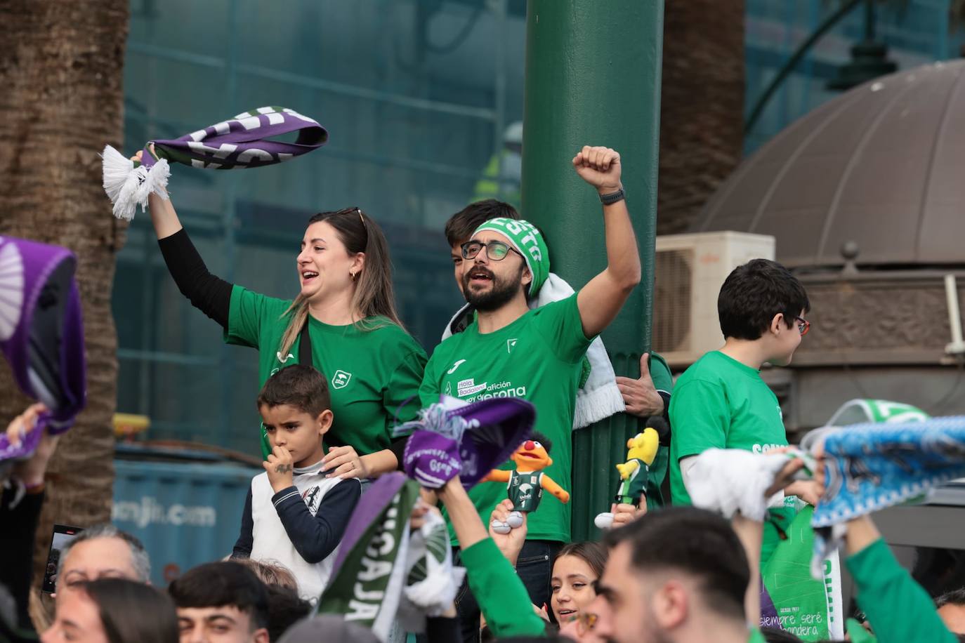 La primera parada de las celebraciones fue en la sede de Unicaja en la plaza de la Marina 