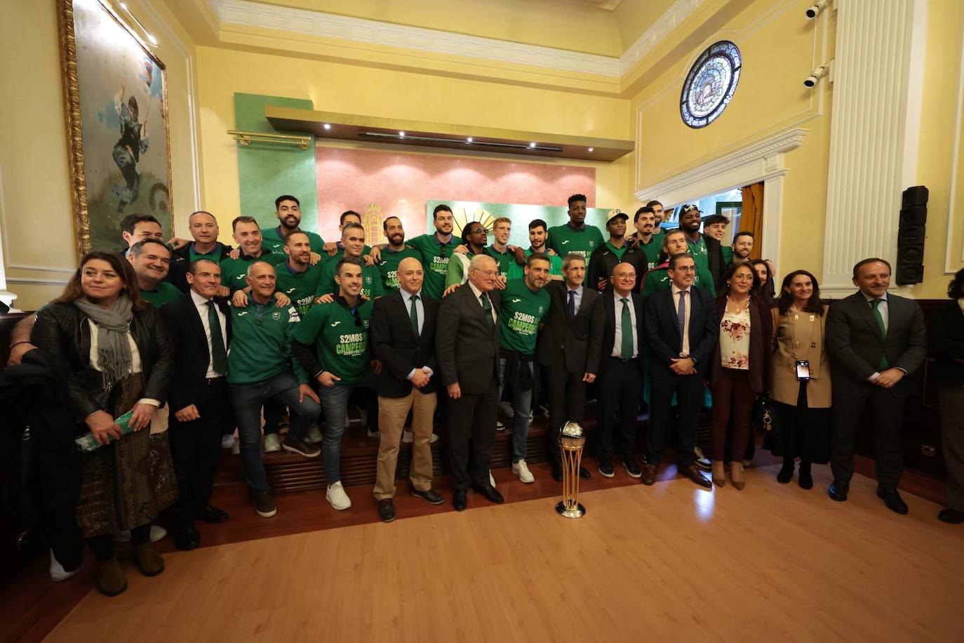 La primera parada de las celebraciones fue en la sede de Unicaja en la plaza de la Marina 