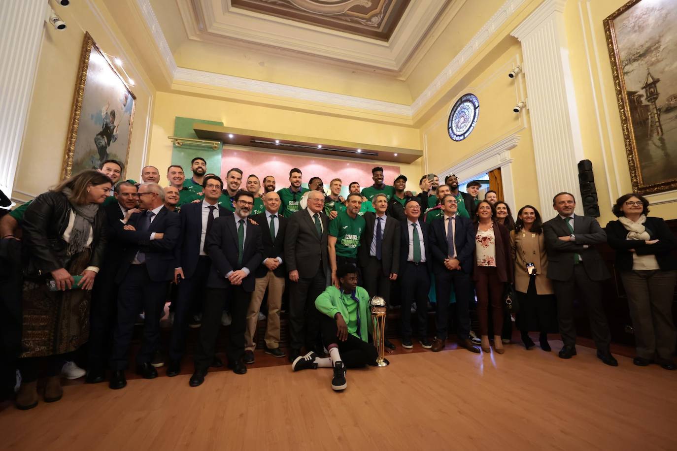 La primera parada de las celebraciones fue en la sede de Unicaja en la plaza de la Marina 