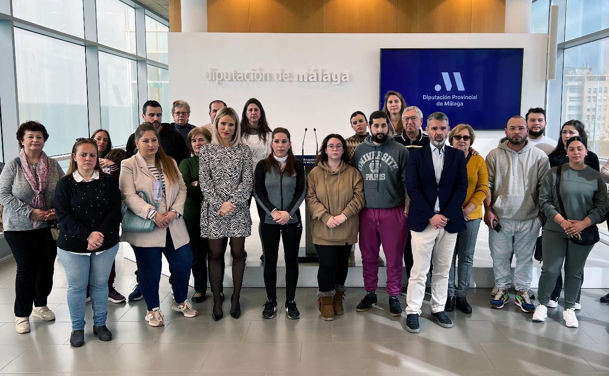 José Bernal y Patricia Alba, con padres y madres afectados por el cierre de la guardería Nuestra Señora de la Paz. 