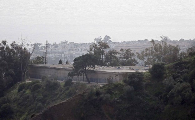 Depósito regulador de la zona alta de Nueva Andalucía, conocido como Depósito del Cerro del Abogado. 