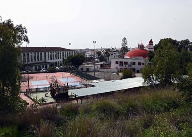 Imagen secundaria 1 - El consultorio de Nueva Andalucía y su parcela anexa, el espacio sociocultural de la iglesia y la Tenencia de Alcaldía y son de titularidad municipal. 
