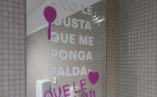 Campaña en los baños de la UMA. Texto, entre otros muchos: 'No le gusta que me ponga falda. Que le den'.