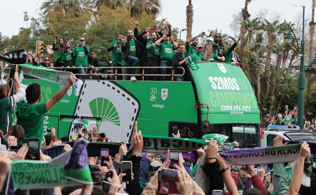 El autobús descubierto con los colores del Unicaja y los jugadores en la parte superior. 