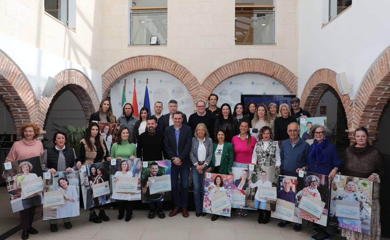 Foto de familia de la presentación de la campaña de comercio 'No es lo que compras, es lo que te llevas a casa'. 