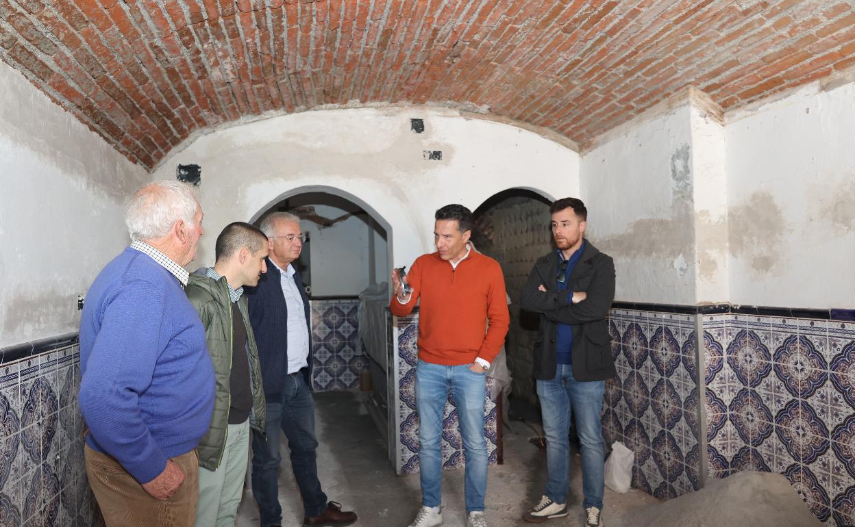 El alcalde torroxeño y el concejal del Casco Histórico, este lunes en su visita a las obras de la peña flamenca. 