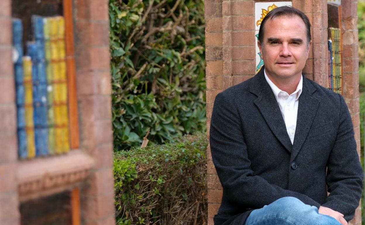 El escritor Raúl Tola, ayer, en el Parque de Málaga, después de la entrevista. 