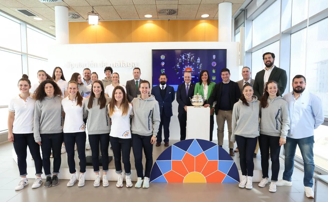 El equipo al completo del Costa del Sol, con las autoridades y organizadores y con el cartel de la Copa de la Reina en primer plano. 