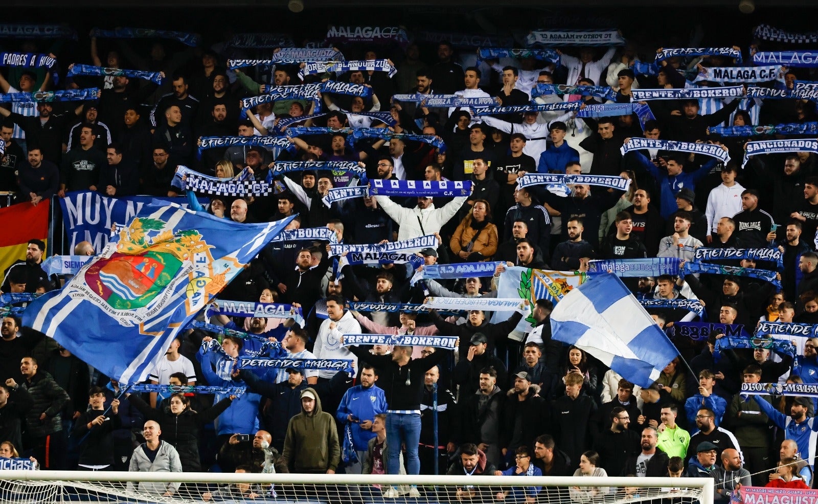 La grada de La Rosaleda disfruta de la goleada del Málaga al Zaragoza (3-0).