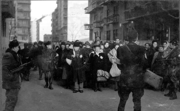 Miembros del Partido de la Cruz Flechada escoltando a los judíos durante la deportación.