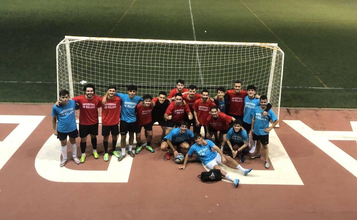 Estudiantes de Periodismo y de Ingeniería de la Salud posan tras un partido en el césped de la UMA 