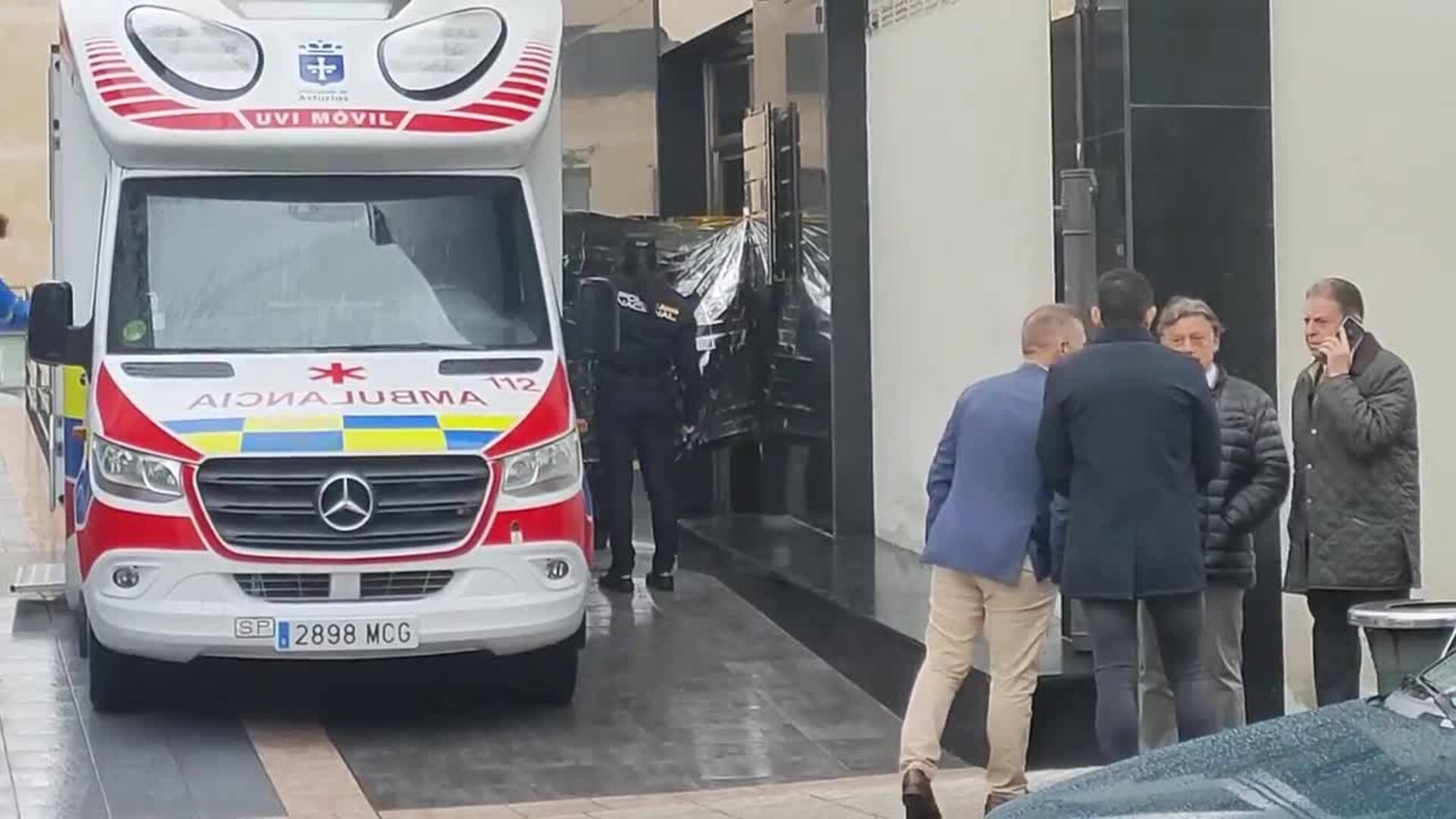 Una ambulancia del 112 de Oviedo se lleva los cuerpos de las mellizas fallecidas