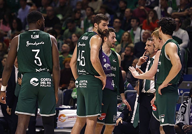 Ibon Navarro se dirige a sus jugadores en un tiempo muerto.