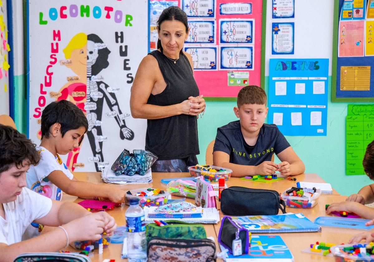 Profesora con su alumnado en un aula de un centro escolar andaluz.