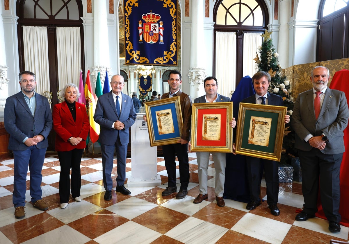 Los representantes de los Reyes Magos junto al alcalde y otras autoridades.