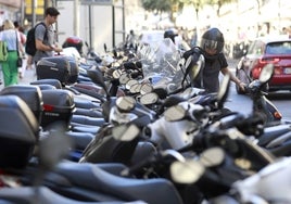 Imagen de un aparcamiento de motos en el Centro de Málaga.