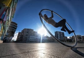 Alejandro Ponce, en una demostración de su número con la rueda Cyr, junto al Pompidou.