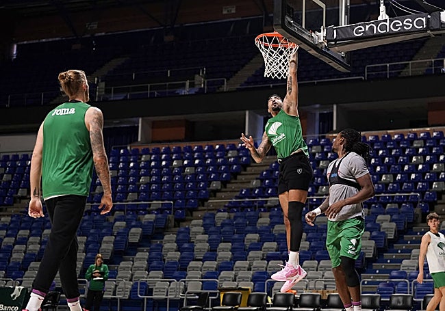 Un mate de Lima en el entrenamiento, ante Osetkowski y Perry.
