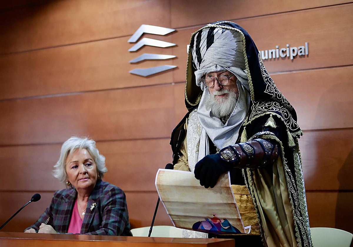 El emisario real lee una carta a todos los niños junto a Teresa Porras.